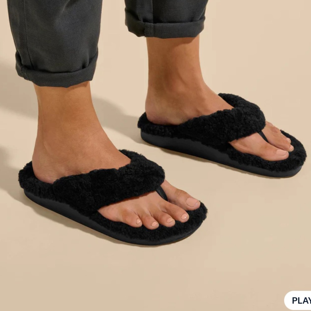 Olukai Kīpe'a Heu 
Women’s Fuzzy Slipper Sandals